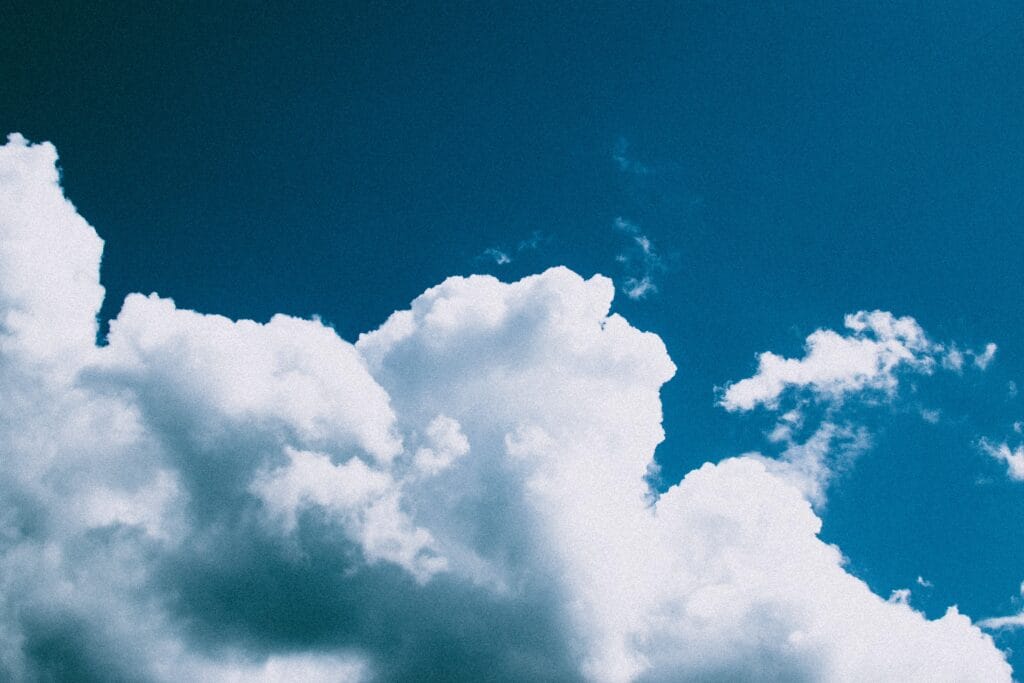 Weiße Wolken vor tiefblauem Himmel
