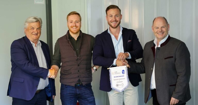 Reinhold Baier (links) und Jürgen Faltenbacher (rechts) vom BFV geben Lucas Peter Ellmer und Felix Feltes von LPE Immobilien die Hand.