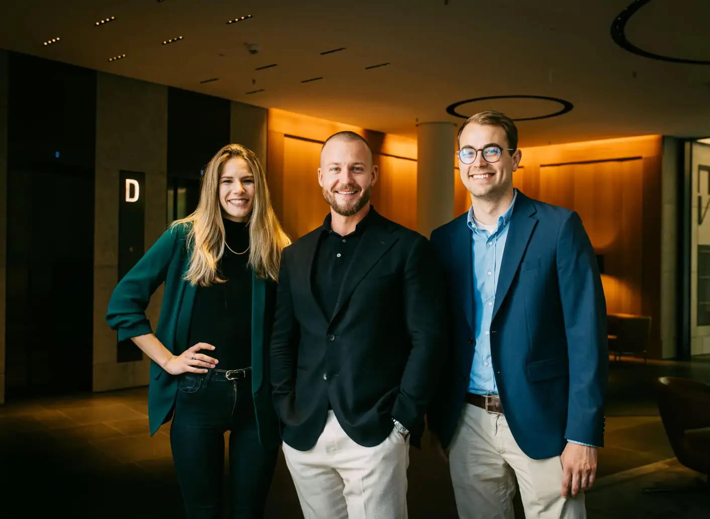 Das Führungsteam der LPE Immobilien Management GmbH in München: Links Carolin Nafziger (Head of Operations), in der Mitte Lucas Peter Ellmer (Geschäftsführer), rechts Marius May (Head of WEG & Property Management)