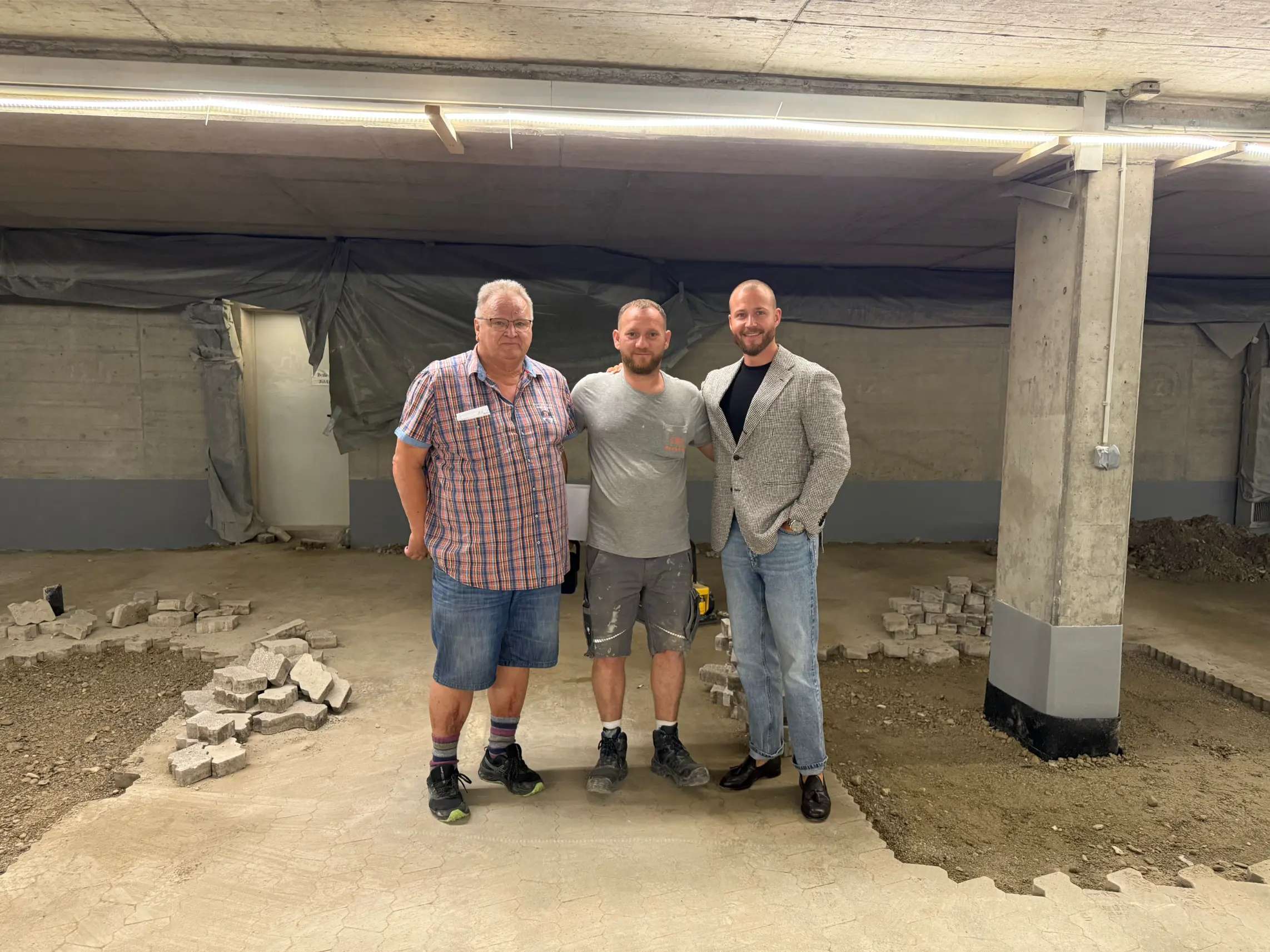 Projektverantwortliche der LPE Immobilien, Betosan GmbH und BYTYQI Betonsanierung GmbH während der laufenden Tiefgaragensanierung in München.