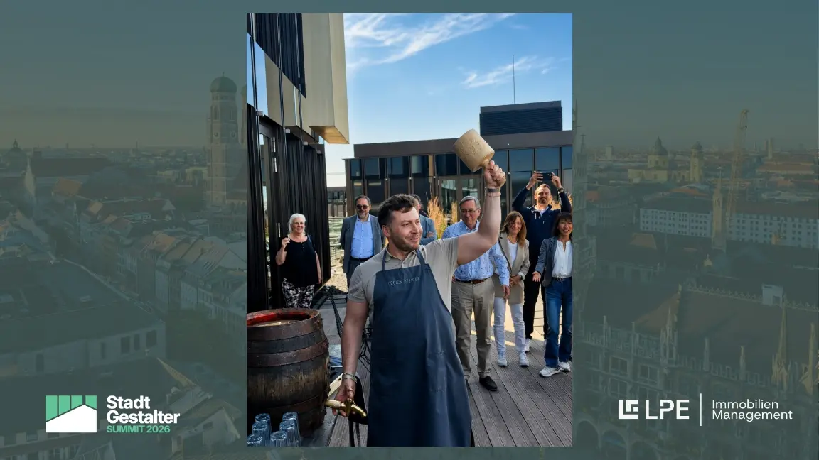 Ausklang des Stadtgestalter Summit 2026 mit Bierfassanstich auf einer Dachterrasse in München.
