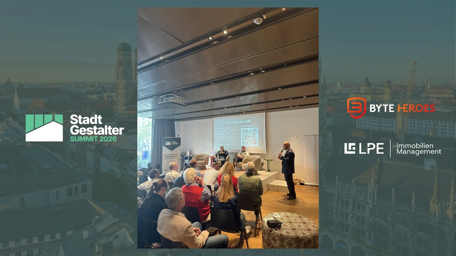 Diskussion zur KI in der Hausverwaltung beim Stadtgestalter Summit 2026 mit Publikum und den Logos von Byte Heroes und LPE Immobilien Management.