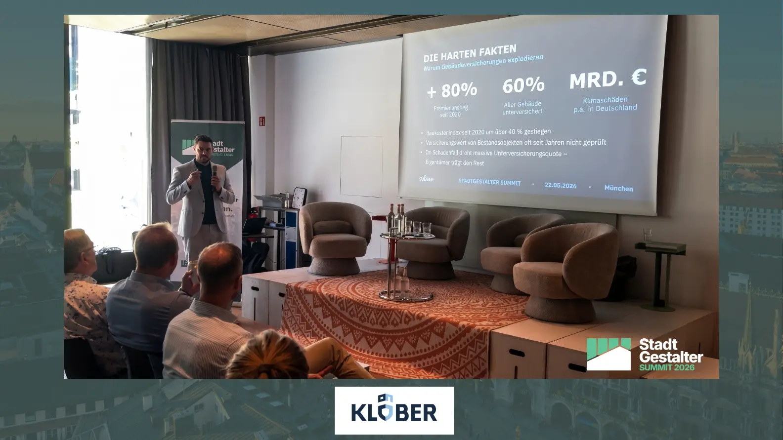 Kevin Klöber spricht beim Stadtgestalter Summit 2026 über Gebäudeversicherungen. Die Präsentationsfolie nennt unter anderem über 80 Prozent Prämienanstieg seit 2020 und rund 60 Prozent unterversicherte Gebäude.