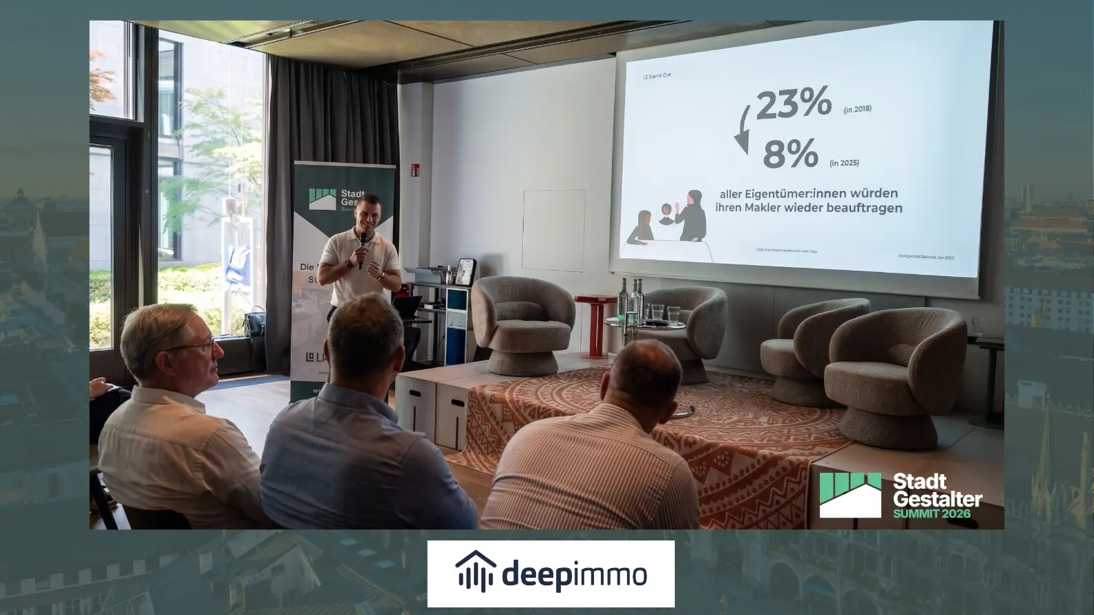 Nils Harrenberger von DeepImmo spricht beim Stadtgestalter Summit 2026 über Immobilienverkauf. Die Folie zeigt, dass 2018 noch 23 Prozent der Eigentümer ihren Makler wieder beauftragt hätten, 2025 jedoch nur noch 8 Prozent.